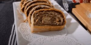 ispečena štrudla sa jabukama